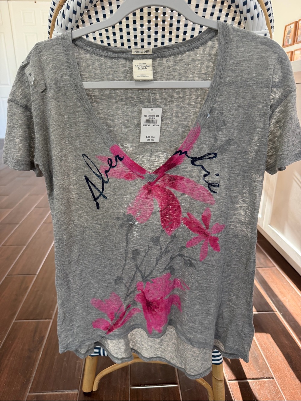 Abercrombie & Fitch Perfect Sheer Floral Graphic V-Neck Tee Medium Grey Pink NWT